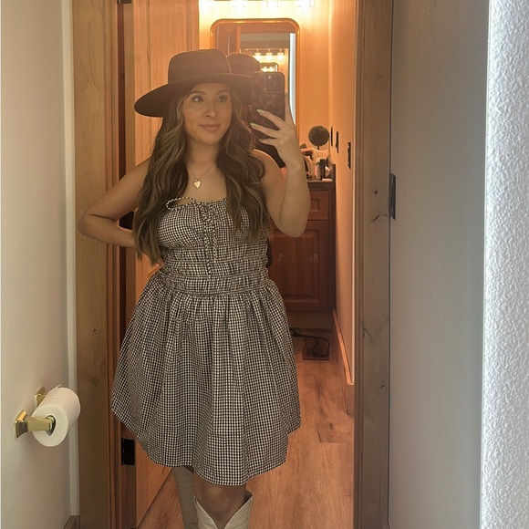 Meet your Posher, Marisa! - Picture 4 of 4